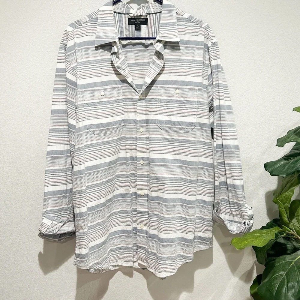 Banana Republic thin stripe soft wash button down men’s shirt